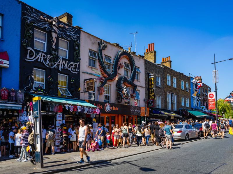 Passanten bummeln im Londoner Viertel Camden High Street