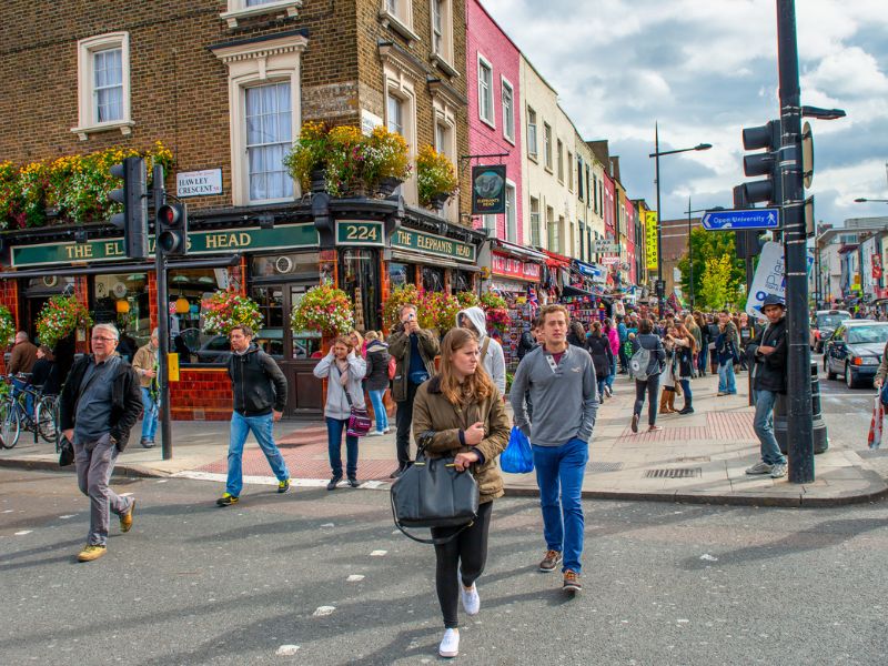 Passanten überqueren Straße nahe Camden Market