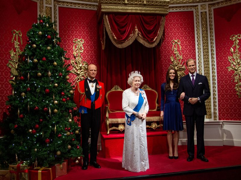 Royal family mit Queen von England in Madame Tussauds