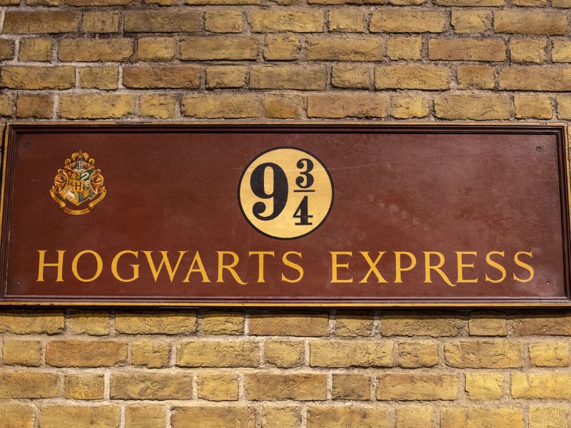 Schild für Gleis 9 3_4 und den Hogwarts Express