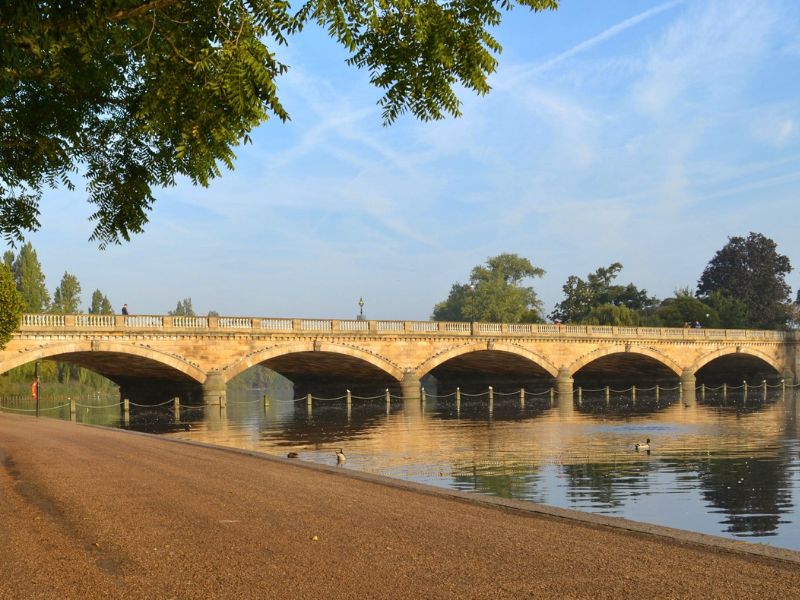 Serpentine Brücke trennt Hyde Park von Kensington Gardens