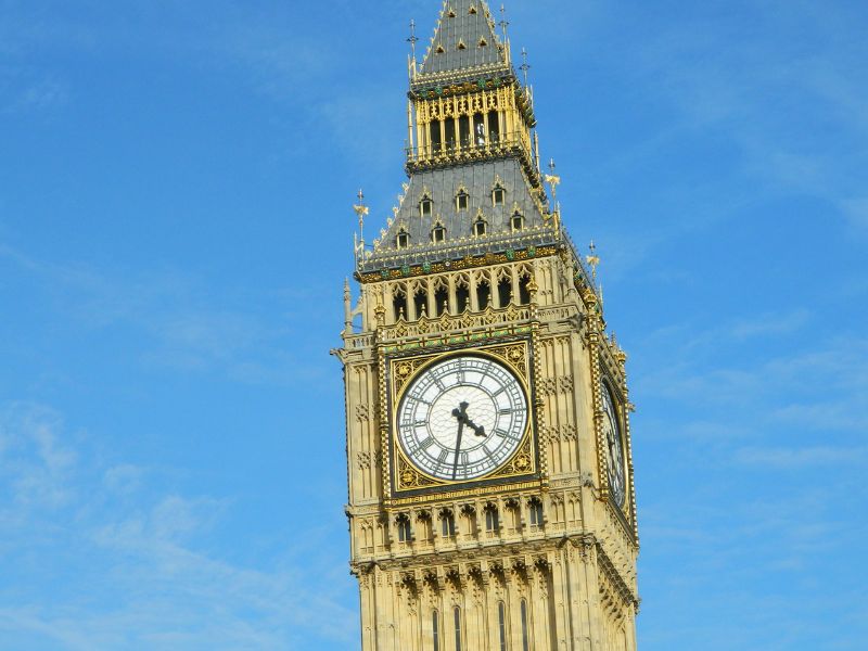 Tolle Architektur des 96 Meter hohen Uhrenturms in London