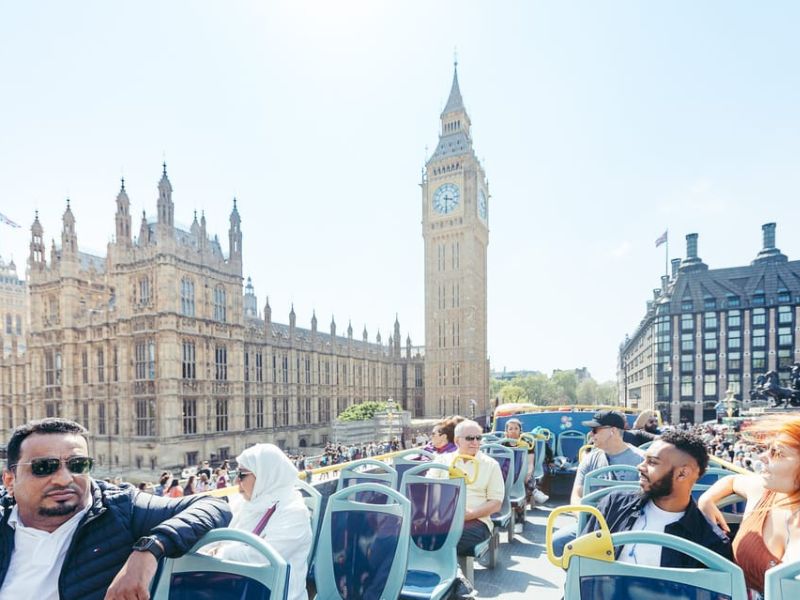 Tootbus Hop on Hop off Tour mit offenem Verdeck vorbei am Big Ben