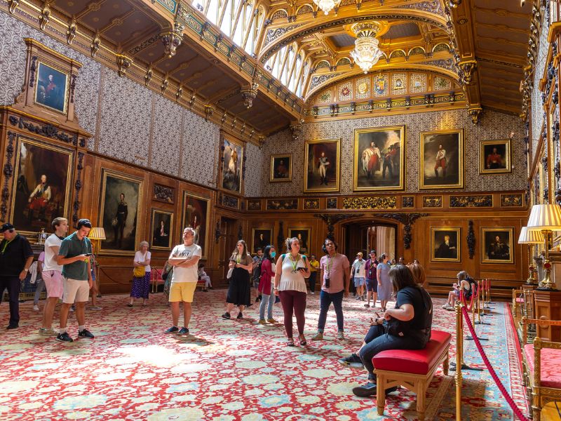 Touristen bei einer Besichtigung von Schloss Windsor