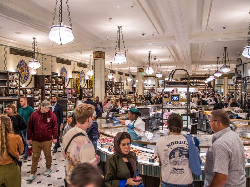 Touristen und Einheimische bummeln durch Harrods