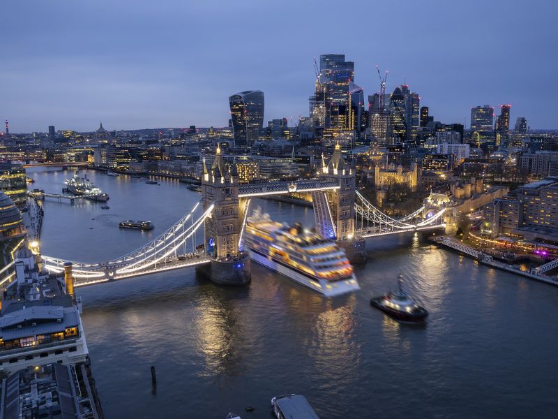 Tower Bridge beleuchtet mit Schiffen davor