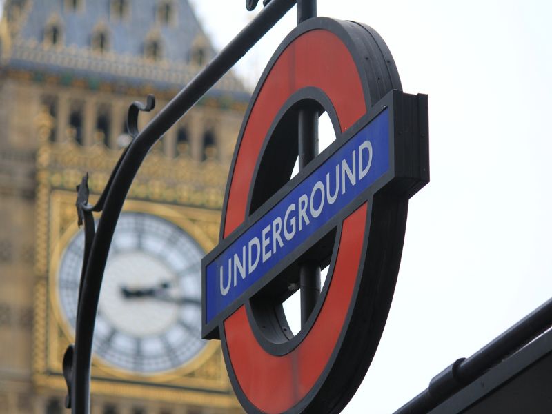 U Bahn Stationsschild mit Big Ben im Hintergrund