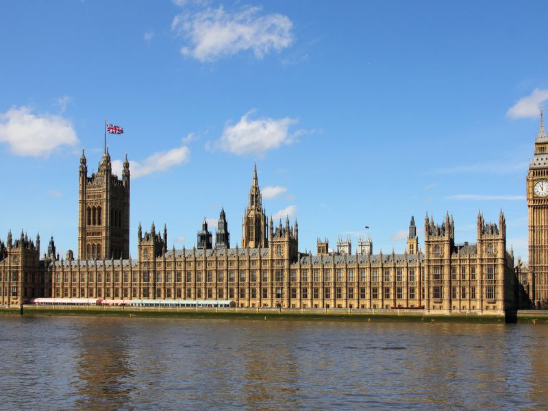 Wahrzeichen in London ist der Westminster Palace mit Houses of Parliament