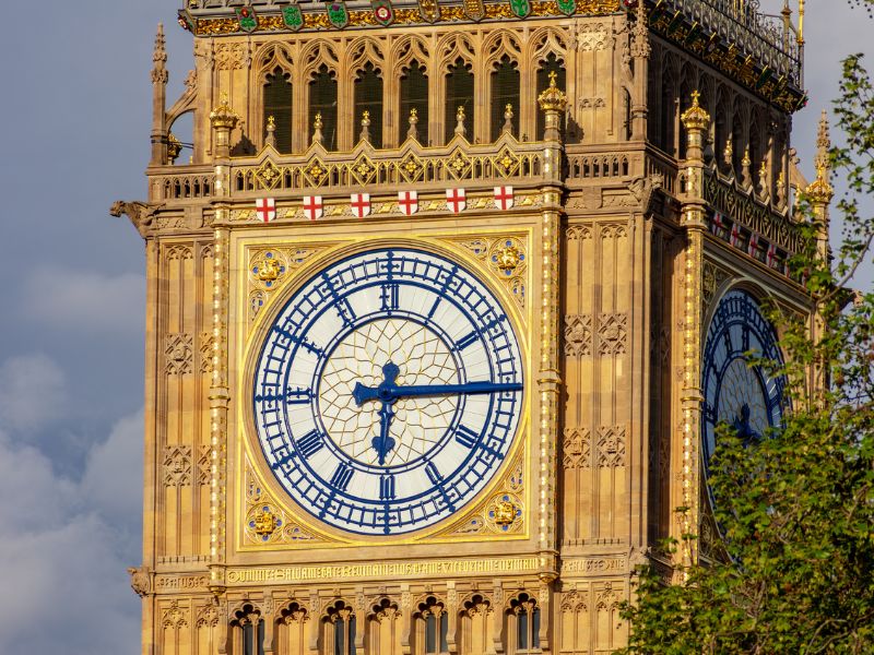 Ziffernblatt der Uhr des Big Ben Turms in London