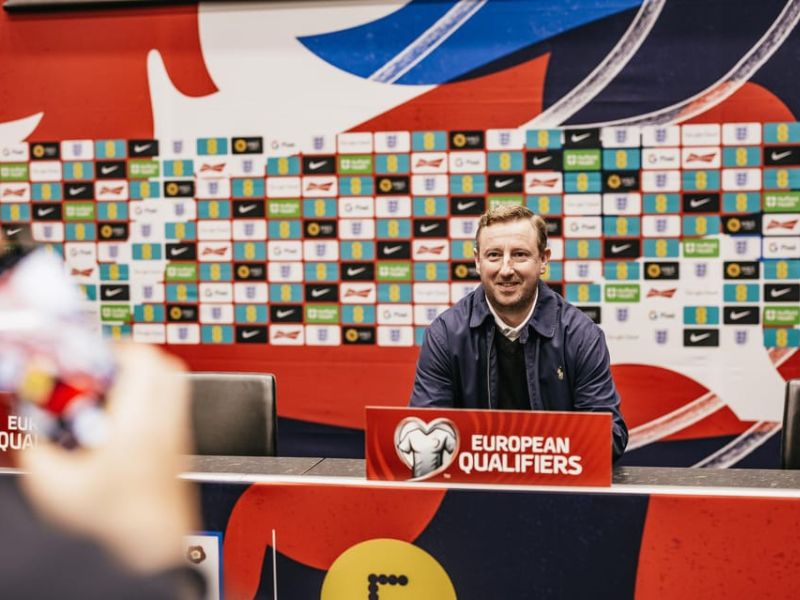 Besucher posiert für Fotos im Presseraum des neuen Wembley Stadions bei Besichtigung