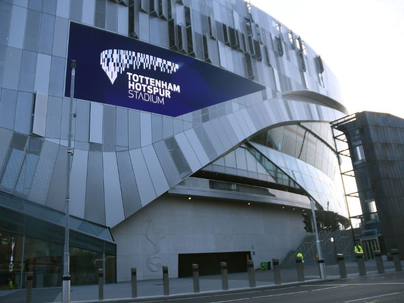 Blick von außen aufs Tottenham Hotspur Stadium