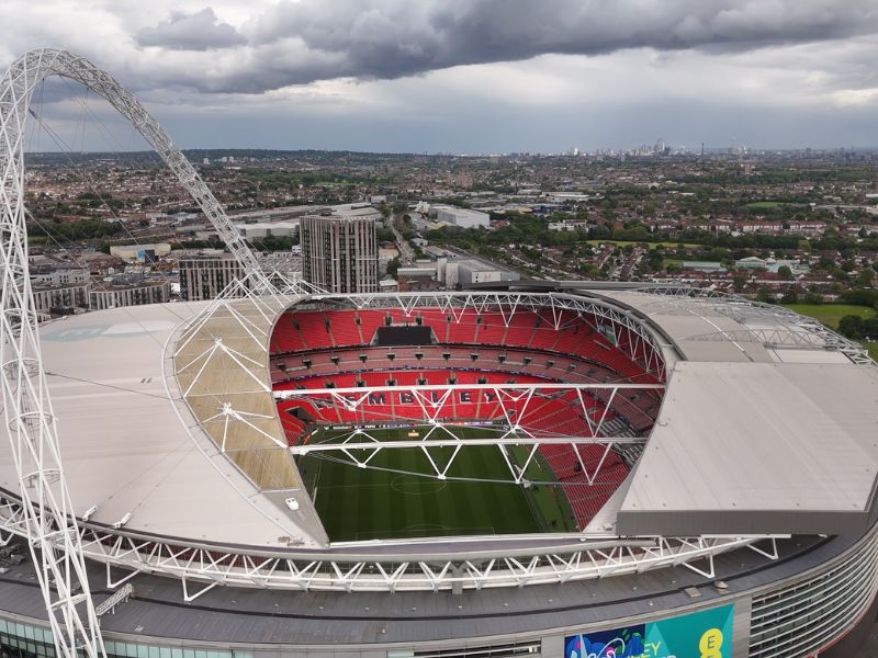 Blick von oben auf das beeindruckende neue Londoner Wembley Stadium