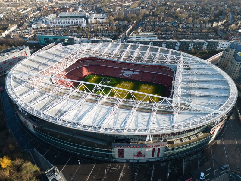 Blick von oben ins schöne Arsenal London Fußball Stadion Emirates