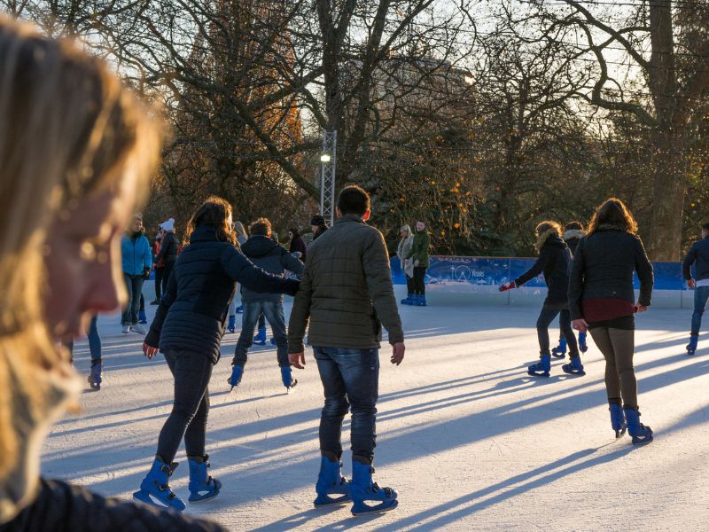 Eislaufen wird an vielen Orten in London im Dezember angeboten