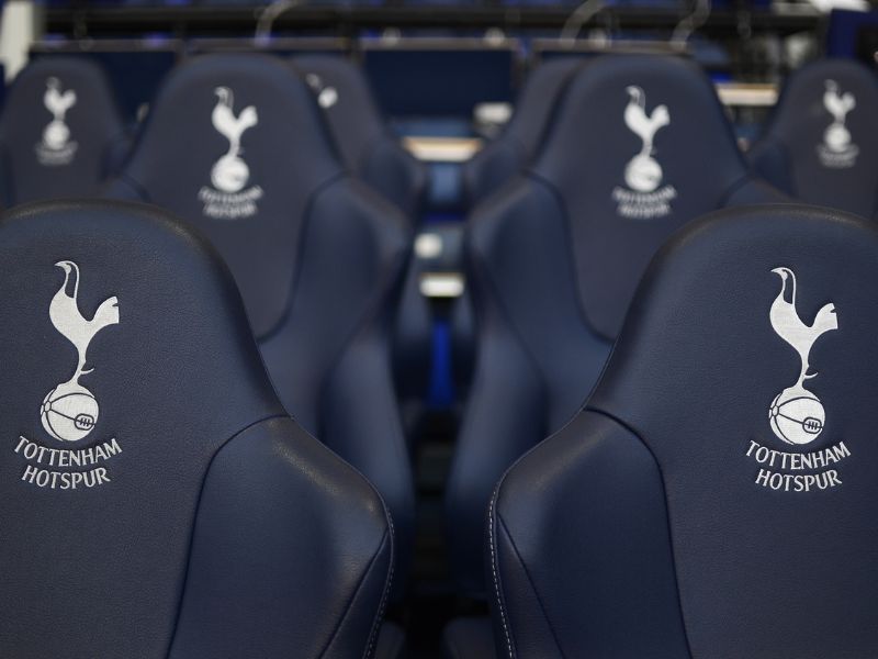 Hier sitzen die Einwechselspieler der Tottenham Hotspur bei Spielen