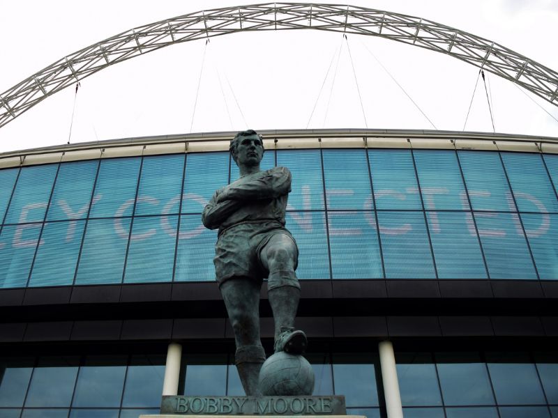 Statue von Bobby Moore vor dem Londoner Wembley Stadion