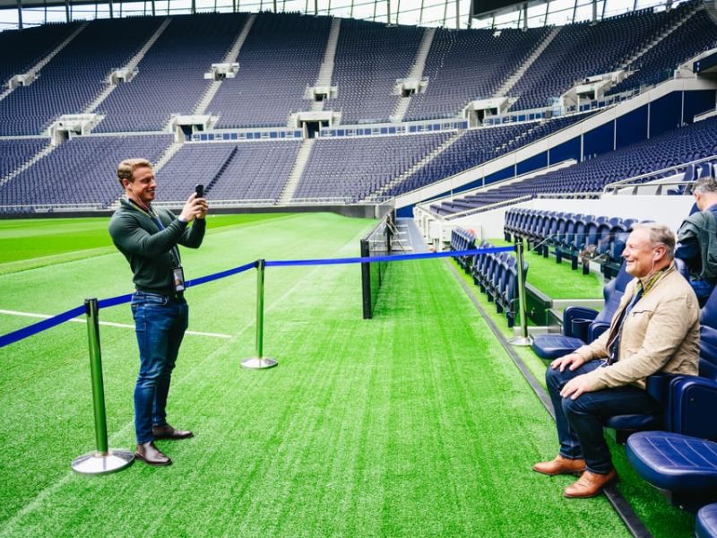 Trainerbank und Spielerbank im Tottenham Hotspur Stadium