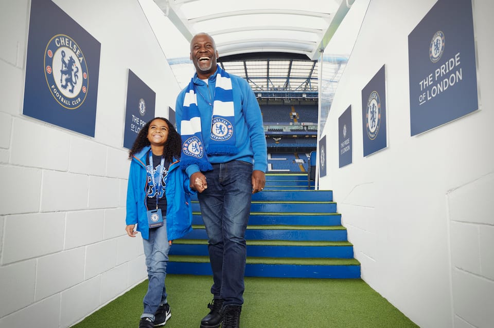 Vater mit Kind im Spielertunnel des Chelsea Stadions in London