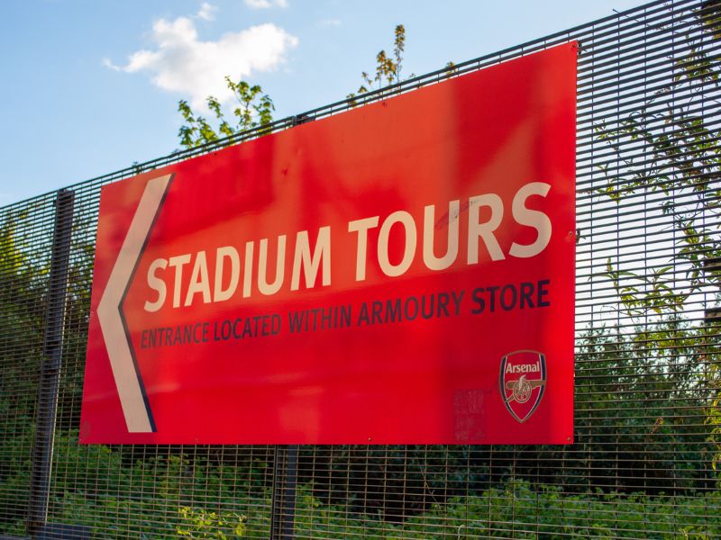 Wegweiser zu den Stadion Touren durch das Emirates Arsenal London Stadion