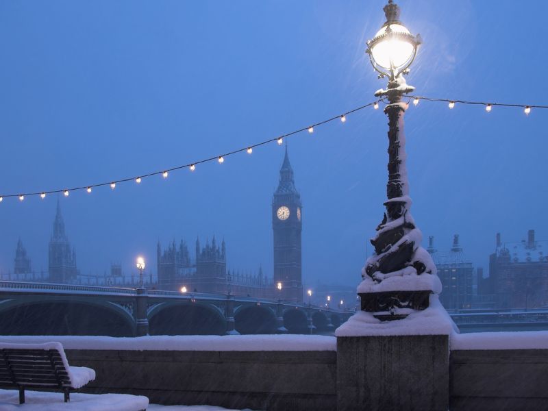 Winterabend in London mit Laterne und Big Ben im Hintergrund