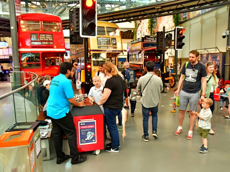 Innen im London Transport Museum mit roten Doppeldecker Bussen