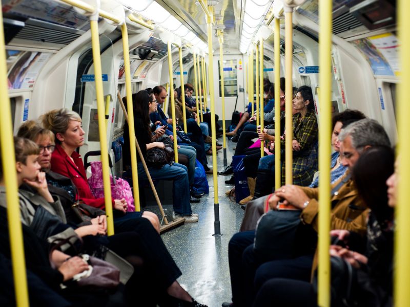 Viele Passanten in der Londoner U Bahn