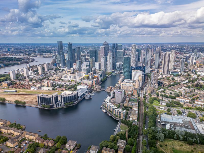 Blick auf das Finanzzentrum Canary Wharf in Londons Osten