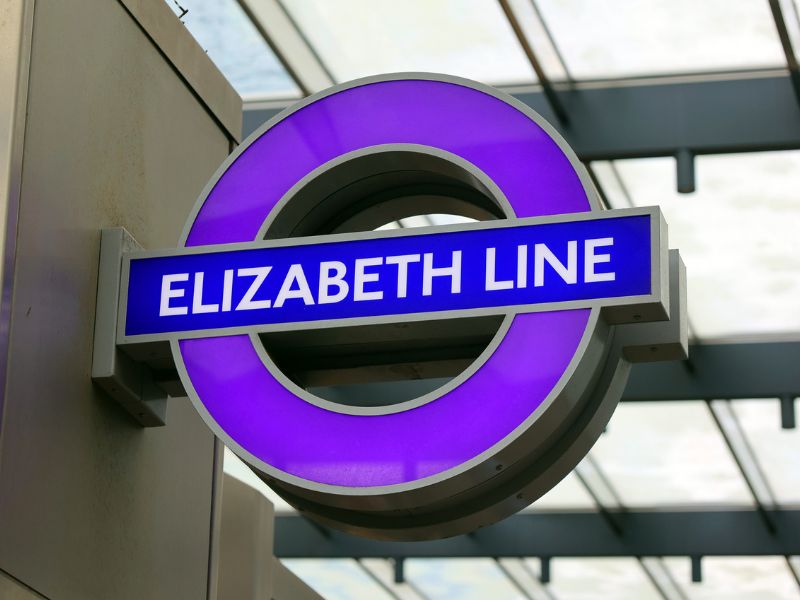 Hinweisschild Elizabeth Line in London für Flughafentransfer