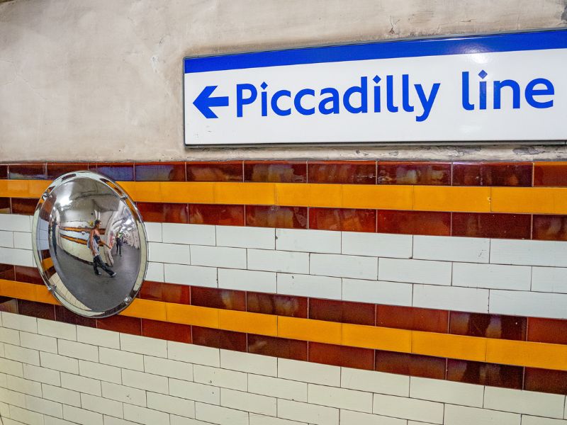 Wegweiser Piccadilly Line U Bahn Station London