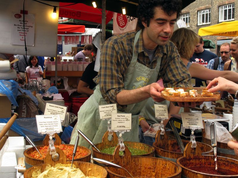 London ist voller Märkte mit leckerem Street Food Essen und Shopping Ständen