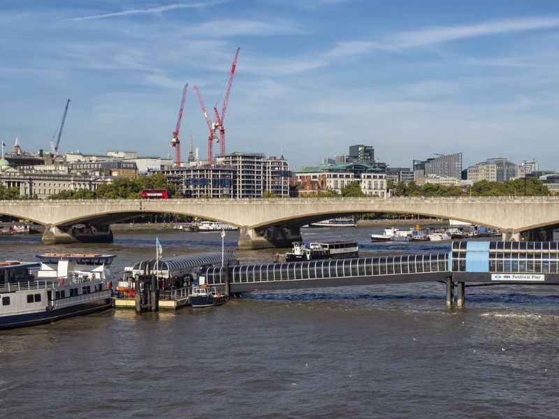 Waterloo Bridge über die Themse in London