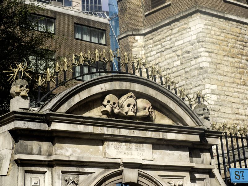 Makaber anmutende Schädel am Eingang zur St. Olave's Church Hart Street London