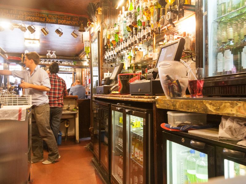 Bedienung hinter der Theke im Pub Lamb & Flag in London Bedienung hinter der Theke im Pub Lamb & Flag in London