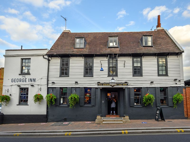 Blick auf den Pub The George Inn Blick auf den Pub The George Inn