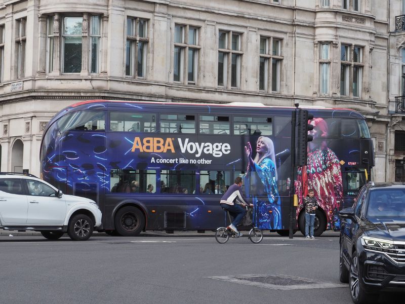 Bus in London mit ABBA Voyage Hinweis