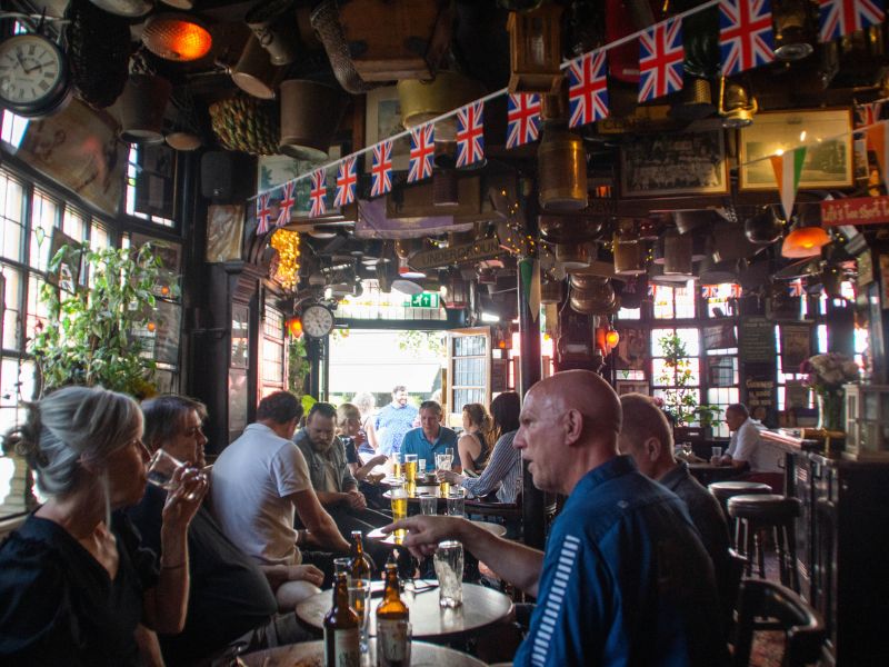 Die Londoner Pubs sind sehr belebt und beliebt, hier Churchill Arms Die Londoner Pubs sind sehr belebt und beliebt, hier Churchill Arms