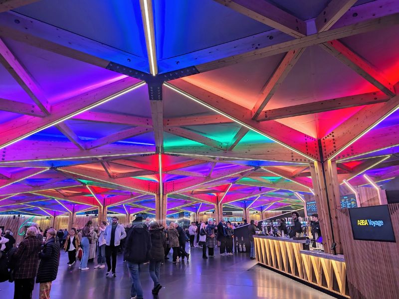 Im Foyer der ABBA Arena London vor der Show