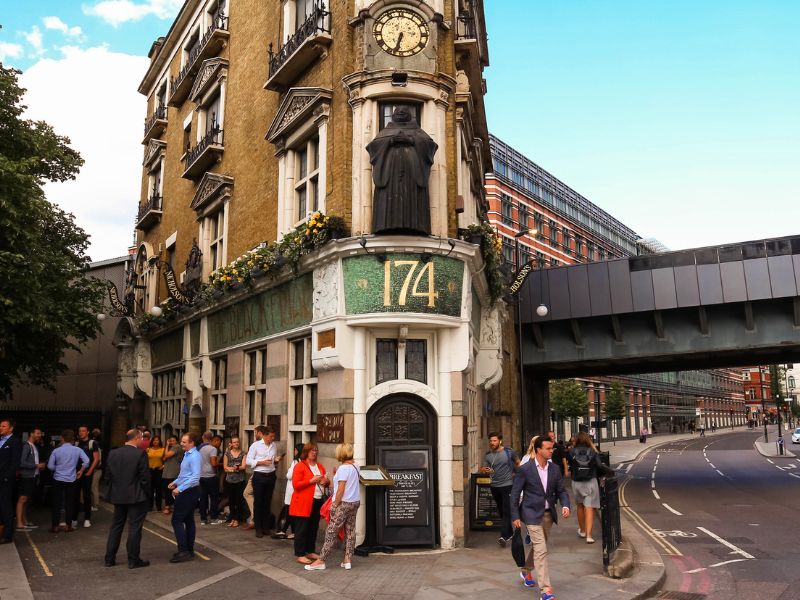 Menschen vor dem Pub The Blackfriar in London Menschen vor dem Pub The Blackfriar in London