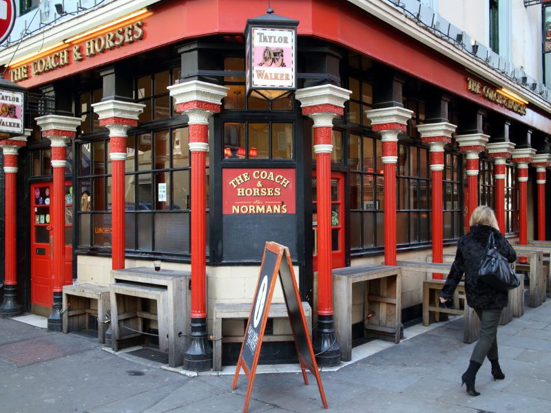 The Coach & Horses Pub in London von außen The Coach & Horses Pub in London von außen
