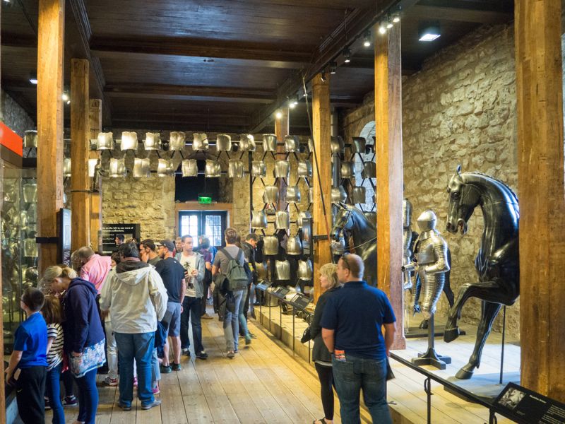 Alte Rüstungen und Waffen sind im Tower of London zu bestaunen