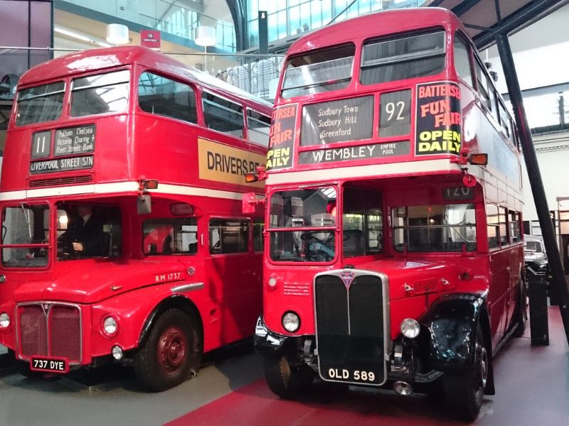 Alte typisch Londoner Doppeldecker Busse im London Transport Museum