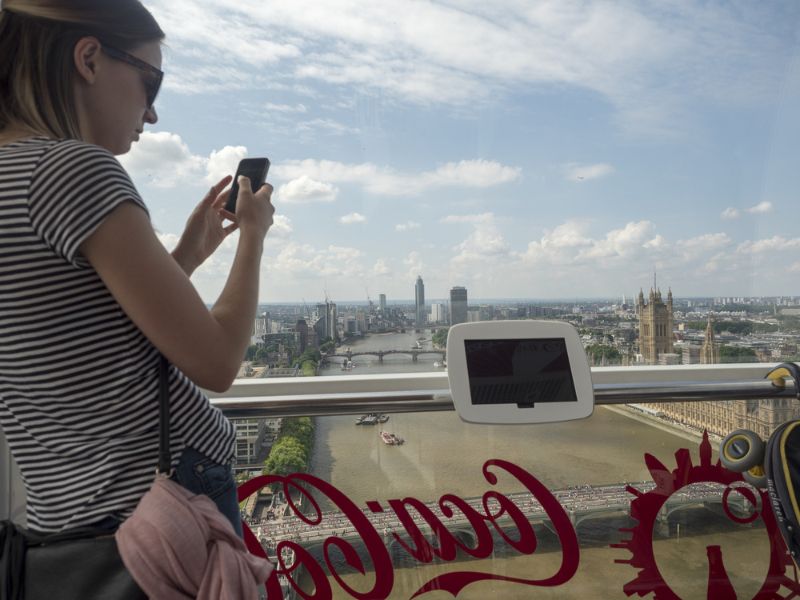 Blick von innen in einer der Gondeln des London Eye