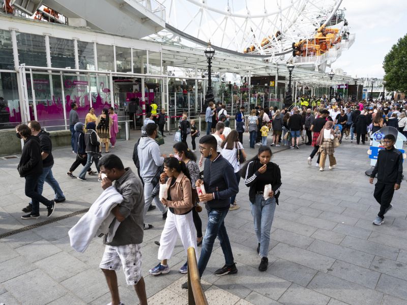 Menschenmengen vor dem Eingang zum London Eye